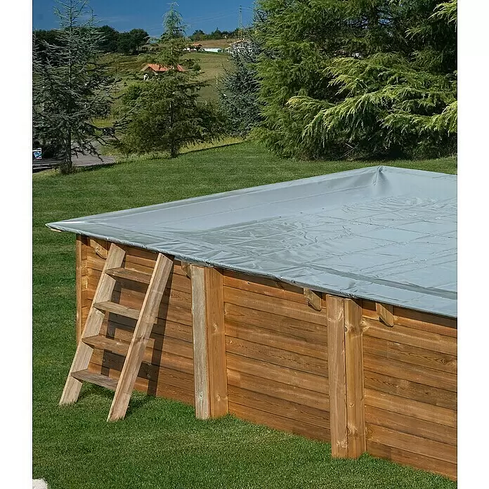Gre Pool-Abdeckplane Winter Carra - 335 x 335 cm, Grau - Oberirdischer Holzpool mit grauer Schutzabdeckung und Holzleiter.