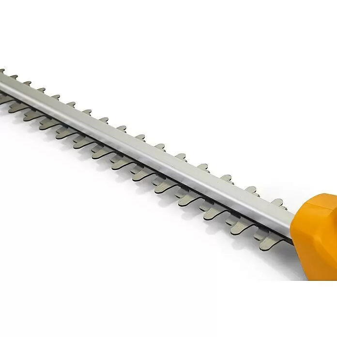 Stiga Akku-Multitool MT 100e Set - 20 V, 1 Akku, Schnittlänge: 41 cm - Nahaufnahme einer scharfen, metallischen Heckenscherenklinge mit gelbem Gehäuse rechts.