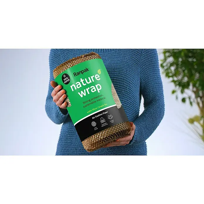 Ranpak Luftpolsterpapier NatureWrap - L x B: 9 m x 36 cm - Eine Person hält eine Rolle Ranpak Nature Wrap Papierverpackung, eine nachhaltige Polsterlösung aus 100% Papier, in den Händen.