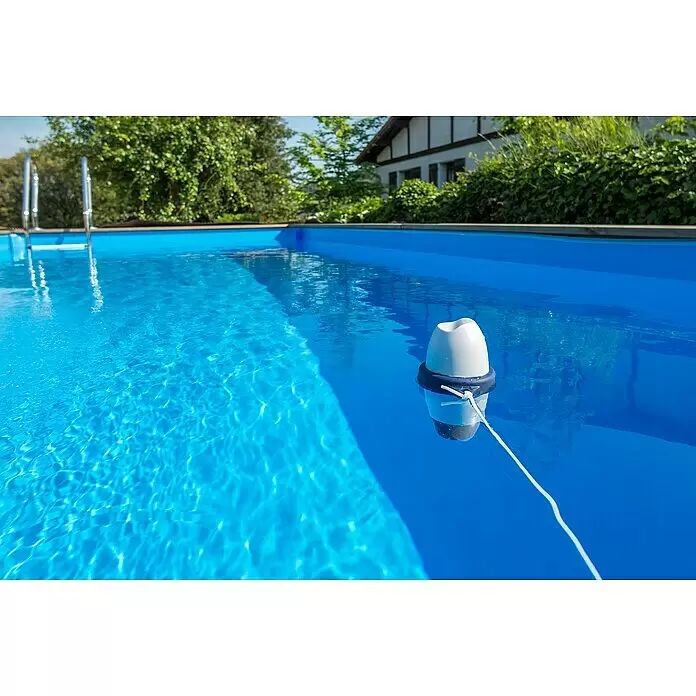 Fluidra Blue Connect Wasser-Analysegerät - Steuerung per Smartphone-App - Weißer und dunkelgrauer schwimmender Pool-Chemikaliendosierer im blauen Schwimmbad.