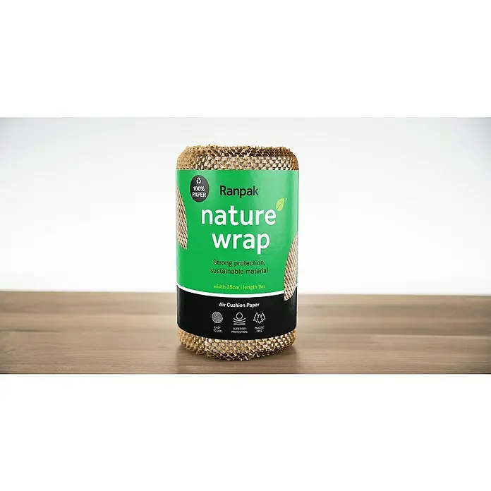 Ranpak Luftpolsterpapier NatureWrap - L x B: 9 m x 36 cm - Nahaufnahme einer Rolle Ranpak Nature Wrap Luftpolsterpapier, einer umweltfreundlichen Verpackungslösung für einen starken Schutz.