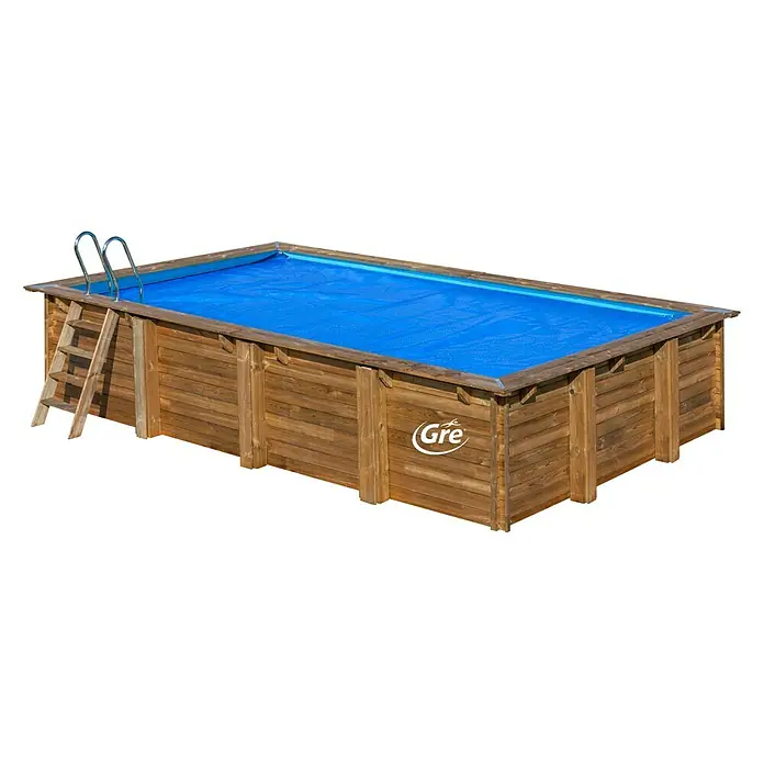 Gre Pool-Abdeckplane Isotherm Evora - L x B: 565 x 368 cm, Material: Kunststoff - Holzpool von Gre mit blauer Abdeckung und Leiter. Ideal für den Garten und die Familie, um sich abzukühlen.