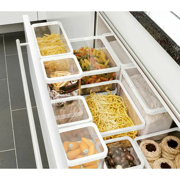 Rotho Vorratsdose Loft - L x B x H: 20 x 10 x 21,4 cm, Kunststoff, Transparent - Küchenschrank mit transparenten Behältern, gefüllt mit verschiedenen Lebensmitteln wie Pasta, Schokolade und Keksen zur Aufbewahrung.