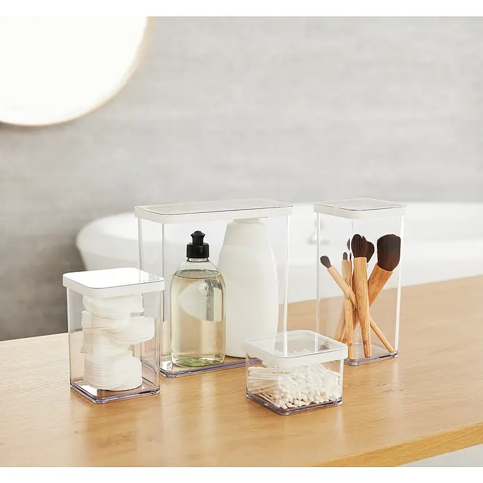 Rotho Vorratsdose Loft - L x B x H: 20 x 10 x 21,4 cm, Kunststoff, Transparent - Ein Badezimmer-Stillleben mit transparenten Organizer-Behältern, die Wattestäbchen, Pads, Flüssigkeiten und Make-up-Pinsel enthalten.