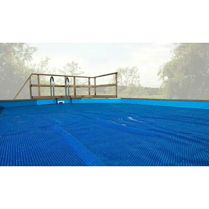 Weka Solarabdeckplane - L x B: 470 x 260 cm - Ein blaues Schwimmbad mit Abdeckung und einer Holztreppe. Die Schwimmbadabdeckung schützt vor Verschmutzung und hält die Wärme im Pool.