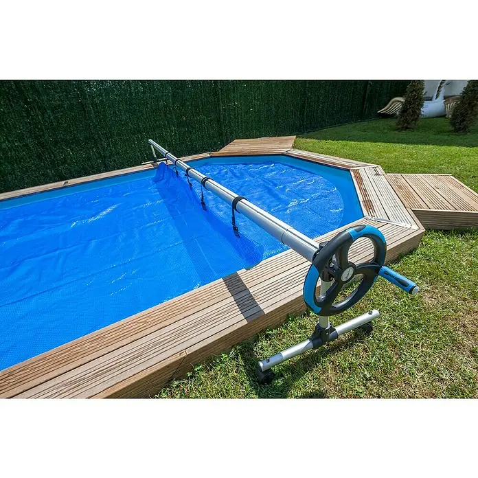 Gre Planenaufroller - Passend für: Pools bis 500 cm Breite - Abdeckung eines Pools mit einer blauen Plane und einer manuellen Aufrollvorrichtung.