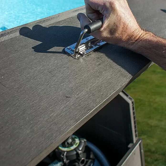 Gre Technikraum - L x B x H: 80 x 60 x 115 cm - Hand öffnet eine dunkelgraue, texturierte Outdoor-Aufbewahrungsbox neben einem Pool, die Geräte enthüllt.