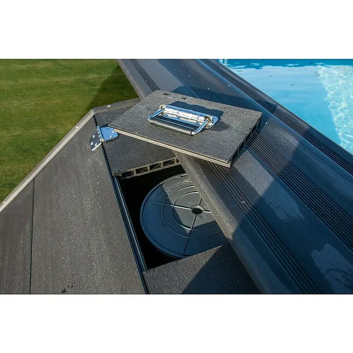 Gre Technikraum - L x B x H: 80 x 60 x 115 cm - Detailansicht eines Schwimmbadabdeckungsgehäuses mit Griff. Das Gehäuse ist aus dunklem Material gefertigt und neben einem Pool installiert.