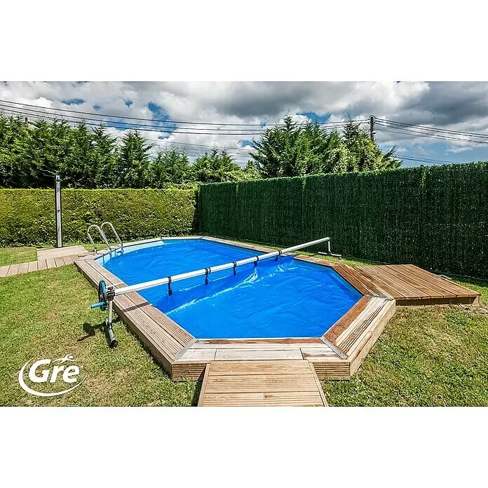 Gre Planenaufroller - Passend für: Pools bis 500 cm Breite - Abgedeckter, achteckiger Aufstellpool mit Holzdeck und Abrollvorrichtung im Garten.