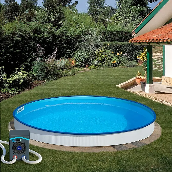 Gre Wärmepumpe Plug&Heat - Passend für: Pools bis 20.000 l Beckeninhalt - Ein runder Pool mit blauem Innenraum und weißer Außenseite steht im Garten, daneben ein grauer Pool-Heizer.
