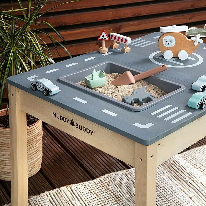 Muddy Buddy Kindertisch Race Runner - L x B x H: 80 x 60 x 50 cm, Holz, Natur-Lavagrau - Nahaufnahme eines Muddy Buddy Spieltisches mit diversen Spielzeugen darauf, darunter Autos, ein Hubschrauber und Sandspielzeug.