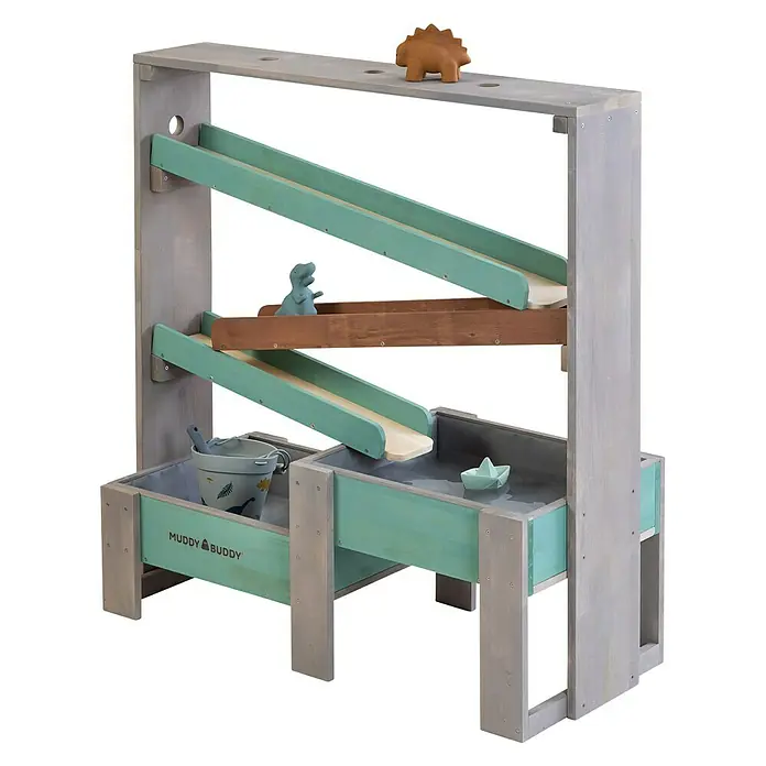 Muddy Buddy Wasserbahn Auqa Tower - Holz, Salbei - Ein dreistöckiges Muddy Buddy Wasserspielzeug mit Rutschen, Becken und einigen Spielzeugen darauf.