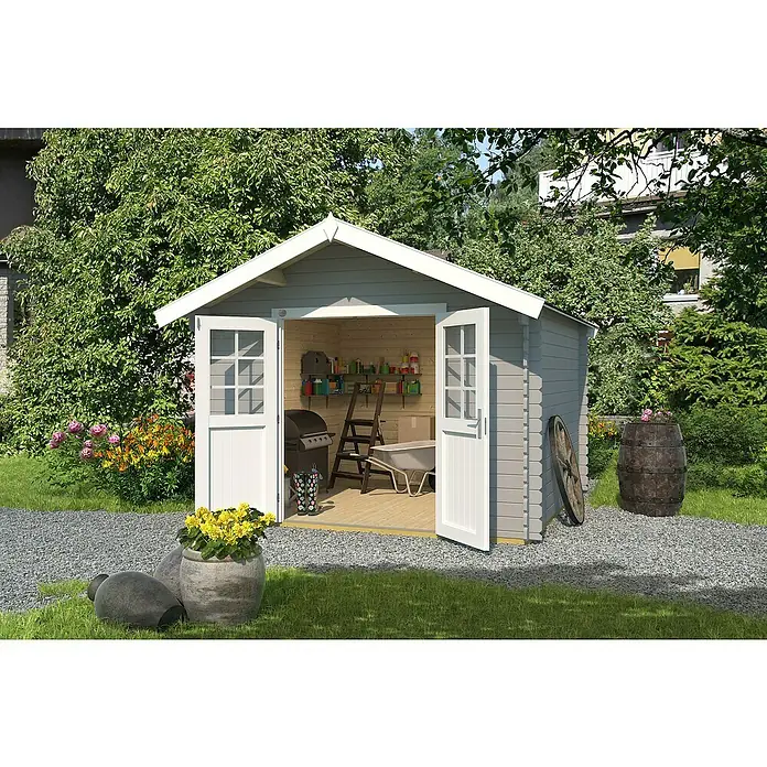 Weka Gartenhaus 209 - Außenmaß inkl. Dachüberstand (B x T): 333 x 310 cm, Holz, Hellgrau - Gartenszene mit einem grauen Gartenhaus mit weißen Türen und Dekorationen, umgeben von üppigem Grün und bunten Blumen.