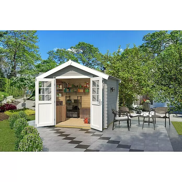 Weka Gartenhaus 209 - Außenmaß inkl. Dachüberstand (B x T): 288 x 284 cm, Holz, Hellgrau - Graues Holzgartenhaus mit weißen Türen, zur Aufbewahrung genutzt und mit angrenzendem Sitzbereich auf einer Terrasse.