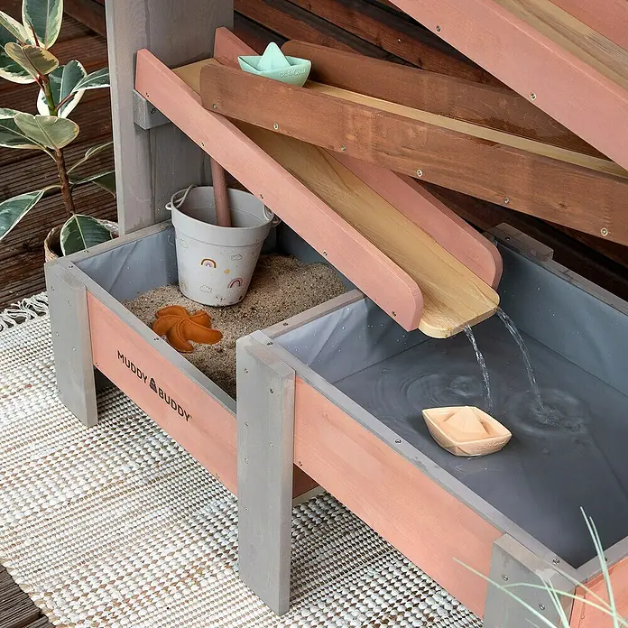 Muddy Buddy Wasserbahn Aqua Tower - Holz, Puderrosa - Ein Muddy Buddy Sand- und Wasserspieltisch mit Rutsche und Zubehör. Das perfekte Spielzeug für kreativen Spaß im Freien.