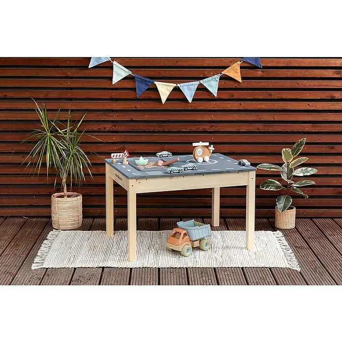 Muddy Buddy Kindertisch Race Runner - L x B x H: 80 x 60 x 50 cm, Holz, Natur-Lavagrau - Nahaufnahme eines quadratischen Spieltisches aus Holz mit aufgemalter Straßenszene, komplett mit Spielzeugautos und Dekoration.