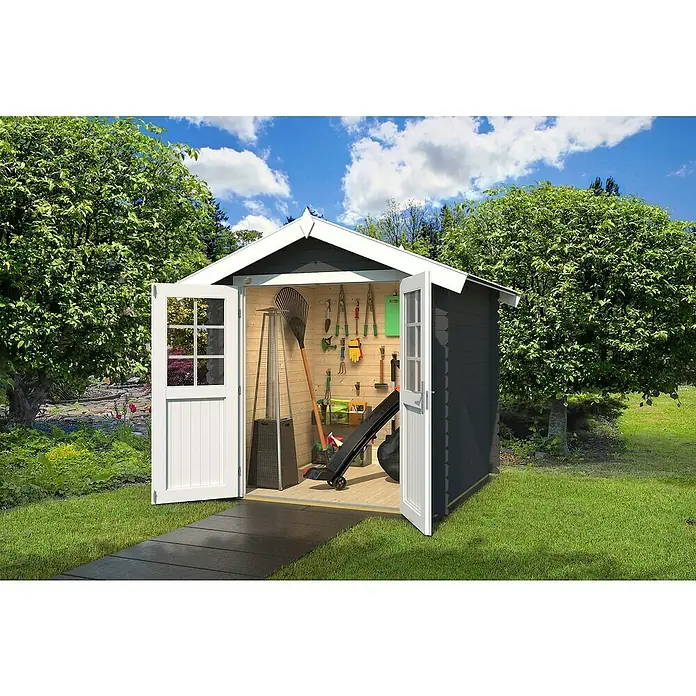 Weka Gartenhaus 209 - Außenmaß inkl. Dachüberstand (B x T): 253 x 244 cm, Holz, Graphitgrau - Geräumiges Gartenhaus mit Doppeltür und diversen Gartengeräten im Inneren vor blauem Himmel mit grüner Umgebung.