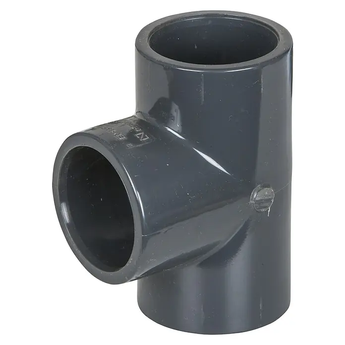 Gre T-Stück - 50 mm - Nahaufnahme eines grauen PVC T-Stücks, ein vielseitiges Verbindungsstück für Rohrleitungen, ideal für Sanitär- und Bauanwendungen.