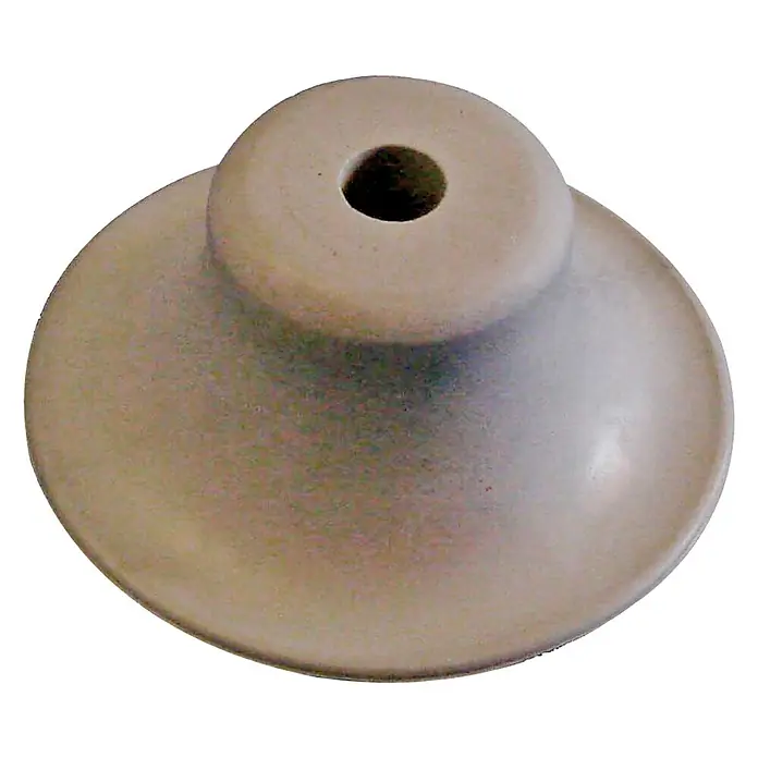 Tintero - Específico para: Toldo de embarcaciones neumáticas - Primer plano de un pomo de puerta redondo, con forma de hongo, gris con un agujero en el medio, sobre un fondo negro.