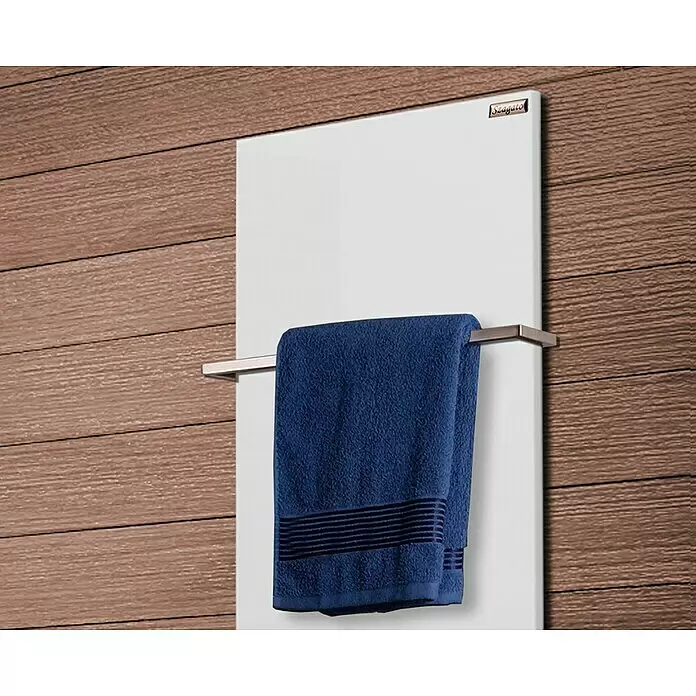 Szagato Heizkörper-Handtuchhalter - B x H: 51 x 1,5 cm, Edelstahl - Weißer elektrischer Handtuchwärmer mit blauem Handtuch, an Holzwand montiert.