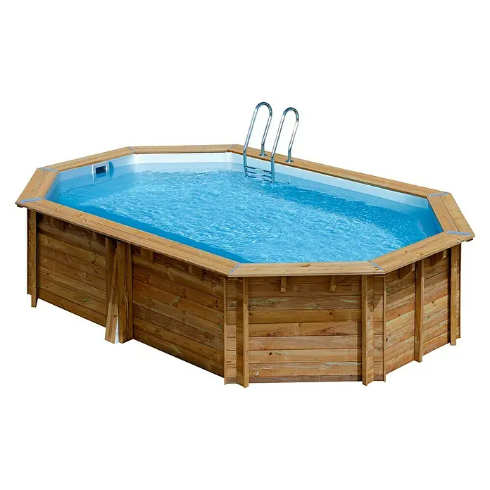 Gre Holz-Pool Safran 2 - L x B x H: 620 x 395 x 136 cm, Hellbraun, 22.000 l - Ein hölzernes Aufstellbecken mit Leiter vor einem schwarzen Hintergrund.
