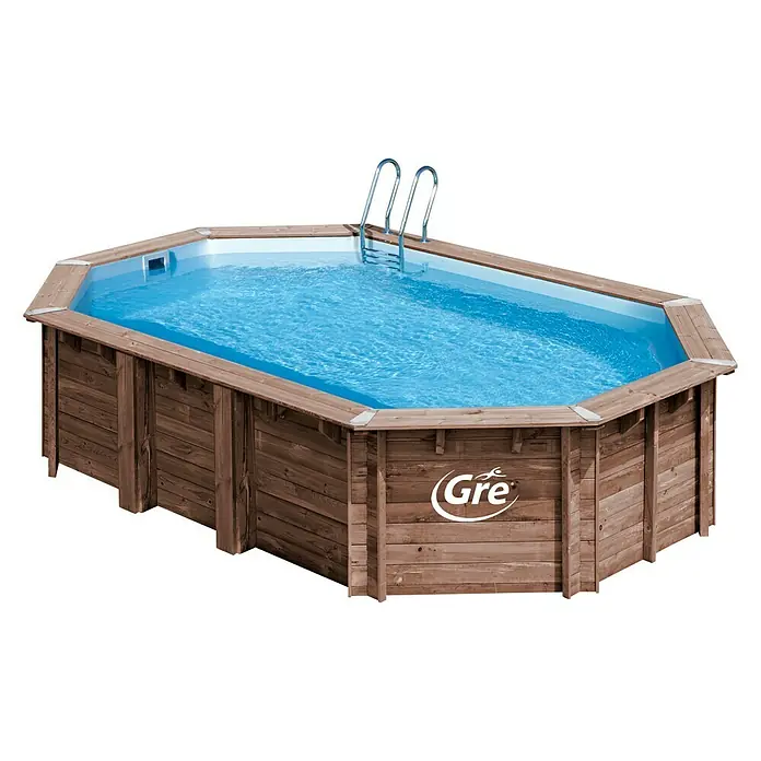 Gre Holz-Pool Macadamia - L x B x H: 632 x 335 x 130 cm, Naturbraun, 17.900 l - Ein rechteckiger GRE-Holzpool mit Leiter und klarem, blauem Wasser, ideal für den Garten und zur sommerlichen Entspannung.