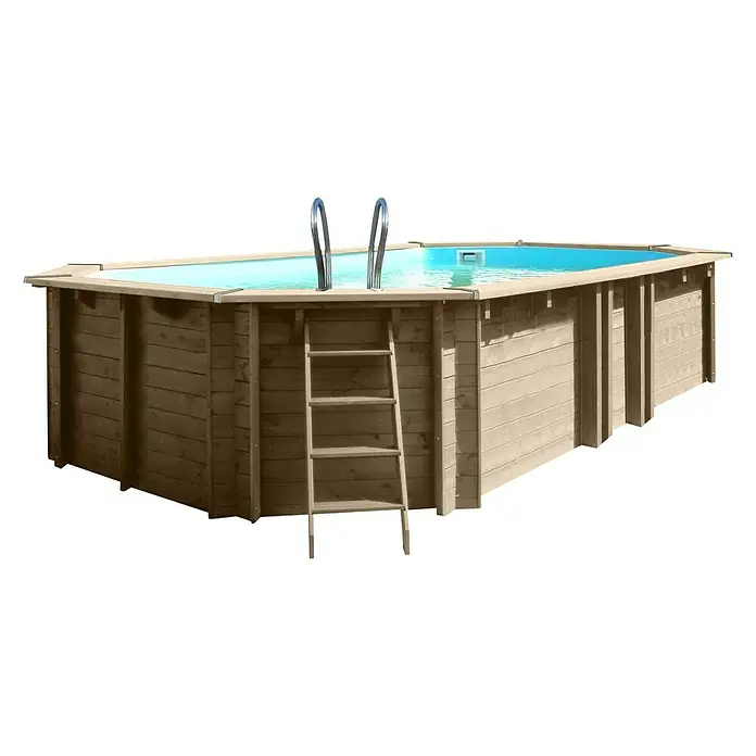 Gre Holz-Pool Vermela - L x B x H: 672 x 472 x 146 cm, Hellbraun, 24.100 l - Ein rechteckiger Holzpool mit Leiter und Edelstahlgriffen, gefüllt mit blauem Wasser, steht im Freien.