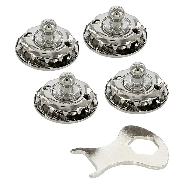 Knopf-Set für Tuch - M 5, Messing, Vernickelt - Nahaufnahme von vier silberfarbenen Bootsverdeck-Druckknöpfen und einem Montagewerkzeug auf schwarzem Hintergrund.