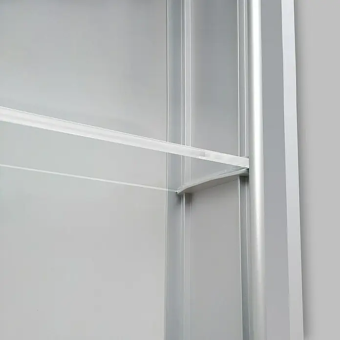 DSK LED-Spiegelschrank Aluminio Vegas - B x H: 70 x 50 cm, Aluminium, Aluminium - Nahaufnahme eines Glasregals in einem modernen, grauen Schrank, das die klaren Linien und das minimalistische Design hervorhebt.