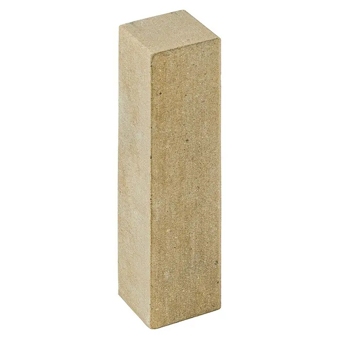 Diephaus Palisade / Mauerstein Laredo - 40 x 10 x 10 cm, Sandstein, Beton - Nahaufnahme eines einzelnen, beigen Pflastersteins. Er zeigt eine robuste Textur und eine rechteckige Form, ideal für Garten- oder Landschaftsbauprojekte.