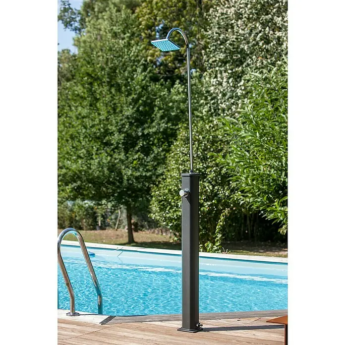 Gre Ducha solar Esencial Deluxe - Altura: 223 cm, Aluminio, Antracita - Ducha exterior junto a la piscina. La ducha de jardín tiene una base cuadrada de material oscuro y está equipada con un cabezal de ducha cromado.