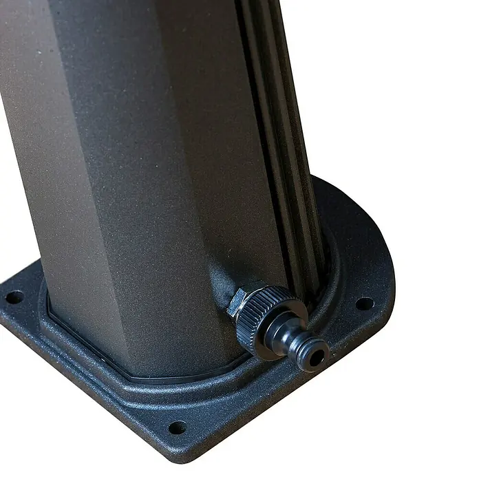 Gre Ducha solar Esencial Deluxe - Altura: 223 cm, Aluminio, Antracita - Primer plano de un poste de glorieta negro con una conexión para grifo de agua en la base para facilitar el riego.