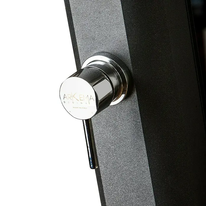 Gre Ducha solar Esencial Deluxe - Altura: 223 cm, Aluminio, Antracita - Primer plano de un grifo Arkema Design con acabado cromado pulido y un logotipo claramente visible. El grifo está montado en una columna de ducha.