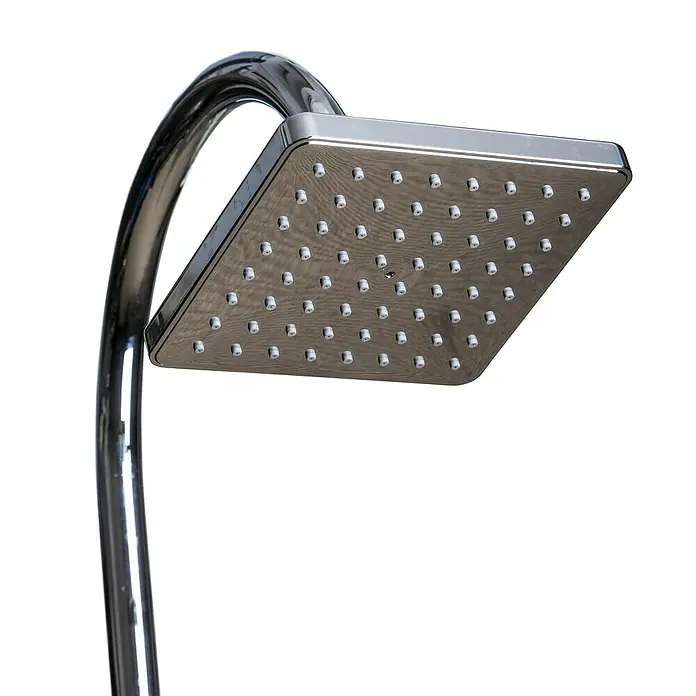 Gre Ducha solar Esencial Deluxe - Altura: 223 cm, Aluminio, Antracita - Primer plano de un cabezal de ducha cuadrado cromado con múltiples boquillas sobre un fondo blanco.