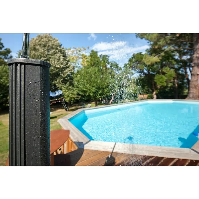 Gre Ducha solar Esencial Deluxe - Altura: 223 cm, Aluminio, Antracita - Ducha de jardín al aire libre junto a una piscina, que ofrece un refrescante enfriamiento en los días calurosos. Diseño moderno que se integra al entorno.