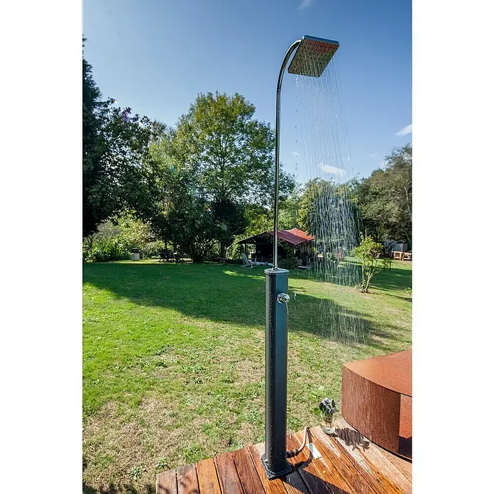 Gre Ducha solar Esencial Deluxe - Altura: 223 cm, Aluminio, Antracita - La ducha exterior con un gran cabezal de ducha se encuentra en una terraza de madera y ofrece frescor refrescante en un día soleado.
