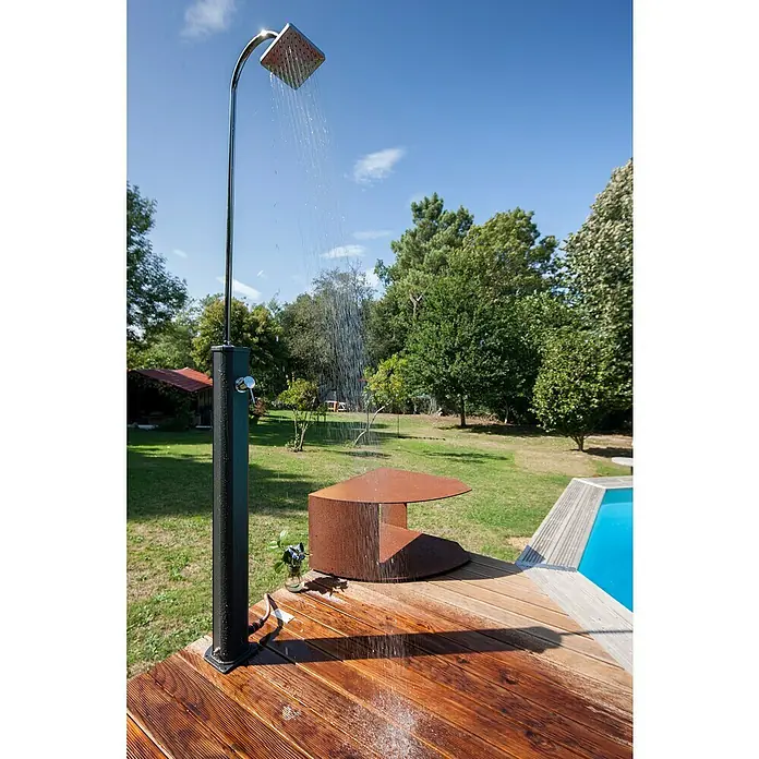 Gre Ducha solar Esencial Deluxe - Altura: 223 cm, Aluminio, Antracita - Una ducha exterior de acero inoxidable con rociador cuadrado y estante de metal marrón sobre una cubierta de madera.