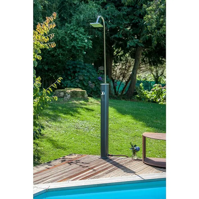 Gre Ducha solar Esencial Deluxe - Altura: 223 cm, Aluminio, Antracita - Elegante ducha exterior de metal con cabezal cuadrado, integrada en una terraza de madera junto a la piscina.