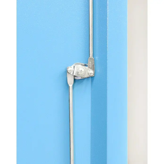 Güde Werkzeugschrank GWS - L x B x H: 85 x 40 x 185 cm - Nahaufnahme eines blauen Schranks mit silberfarbenem Verschlussmechanismus.