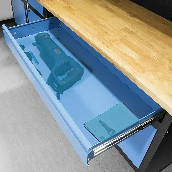 Güde Werkbank GW 2T - L x B x H: 120 x 60 x 85 cm, Anzahl Schubladen: 1 Stk. - Eine blaue Schublade mit einer Stichsäge und einer Bedienungsanleitung unter einer Werkbank.