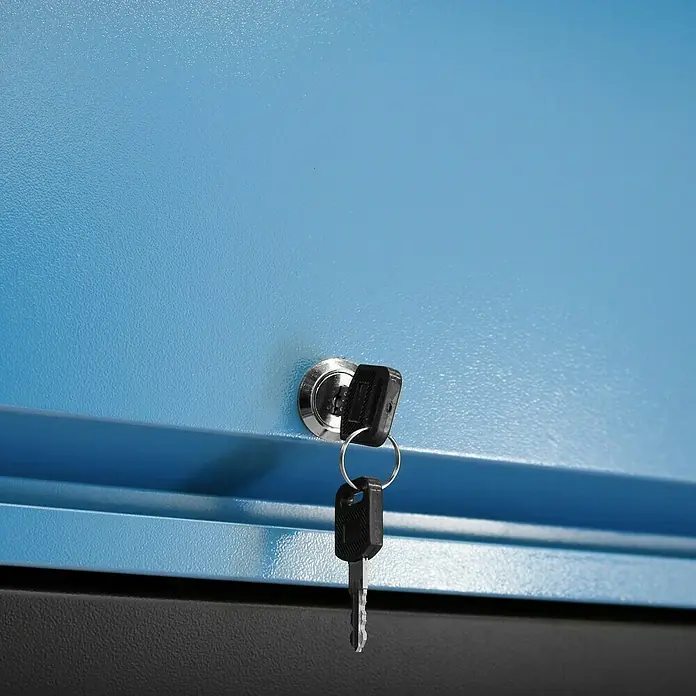 Güde Werkzeugschrank GWS 2T - L x B x H: 120 x 31 x 51 cm - Nahaufnahme eines blauen Metallschranks mit einem Schlüssel im Schloss, der die Sicherheit des Inhalts gewährleistet.