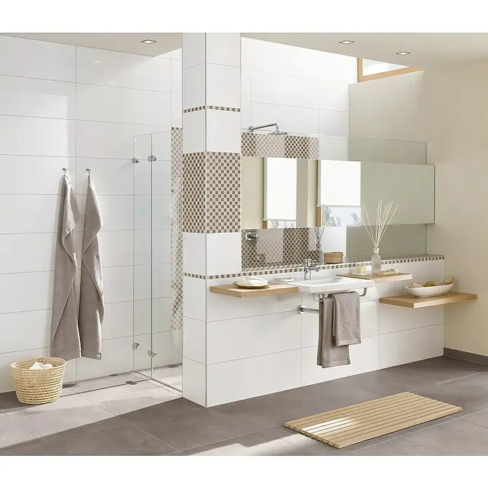 Ambiente by Palazzo Wandfliese Snowwhite - 30 x 90 cm, Weiß, Glänzend - Modernes Badezimmer mit weißen Fliesen und Holzakzenten, das eine helle und einladende Atmosphäre schafft.