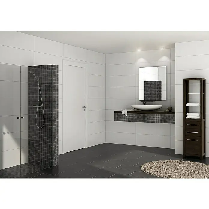 Ambiente by Palazzo Wandfliese Snowwhite - 30 x 90 cm, Weiß, Matt - Elegantes Badezimmer-Interieur mit Waschbecken, dunklen Fliesen, Dusche, Handtuchschrank und Spiegel für ein stilvolles Ambiente.