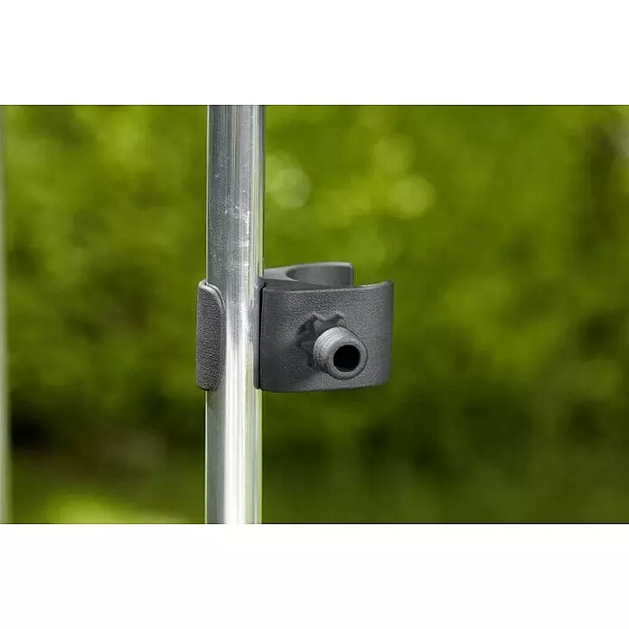 Gardena Schlauchwagen CleverRoll M - Kunststoff/Metall, Schlauchkapazität: 60 m, 13 mm (½″) - Dunkelgraue Kunststoffhalterung an einer silbernen Metallstange, mit kleinem Schlauchanschluss.