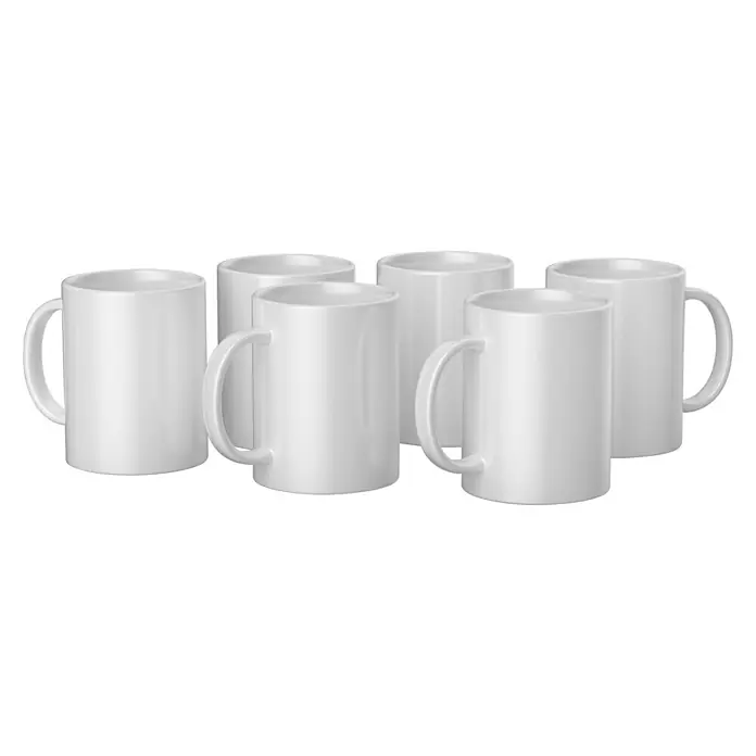Cricut Tasse Rohling - 6 Stk., 440 ml, Weiß - Eine Nahaufnahme von sechs weißen Keramiktassen, die nebeneinander aufgereiht sind und ihre schlichte, zylindrische Form und Griffe betonen.