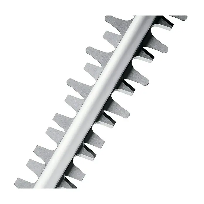 Bosch Elektro-Heckenschere UniversalHedgeCut 60 - 480 W, Schnittlänge: 60 cm - Nahaufnahme der scharfen Klingen einer Heckenschere. Perfekt für präzise Gartenarbeiten und Formschnitt.