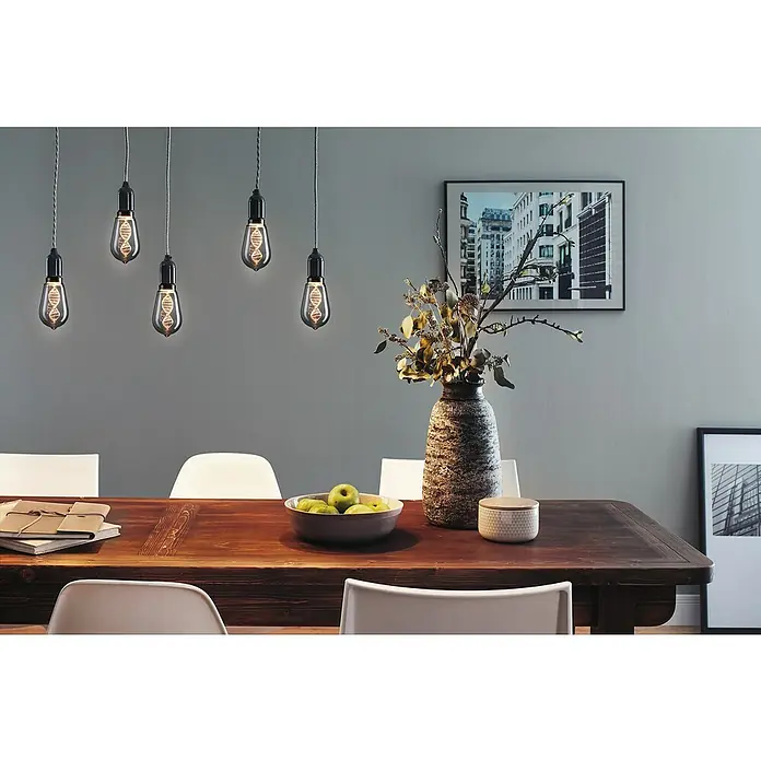 Paulmann Inner Glow LED-Lampe Vintage Glühlampenform E27 - E27, Nicht Dimmbar, Gelb, 90 lm, 3,5 W, Tropfen, Farbe: Smoky - Moderne Esszimmerleuchte mit fünf hängenden Glühbirnen, die ein DNA-Strangmuster zeigen, über einem Holztisch mit Dekorationen.
