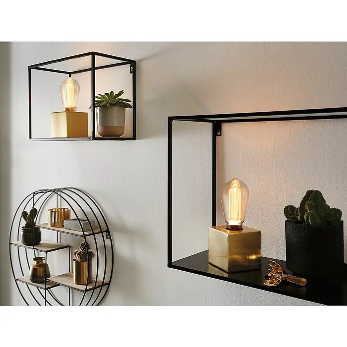 Paulmann Inner Glow LED-Lampe Vintage Glühlampenform E27 - E27, Nicht Dimmbar, Gelb, 160 lm, 3,5 W, Tropfen, Farbe: Gold - Dekorative Wandregale mit Lampen, Pflanzen und runden Regalelementen. Die Würfellampe mit dem goldenen Sockel ist ein Blickfang.