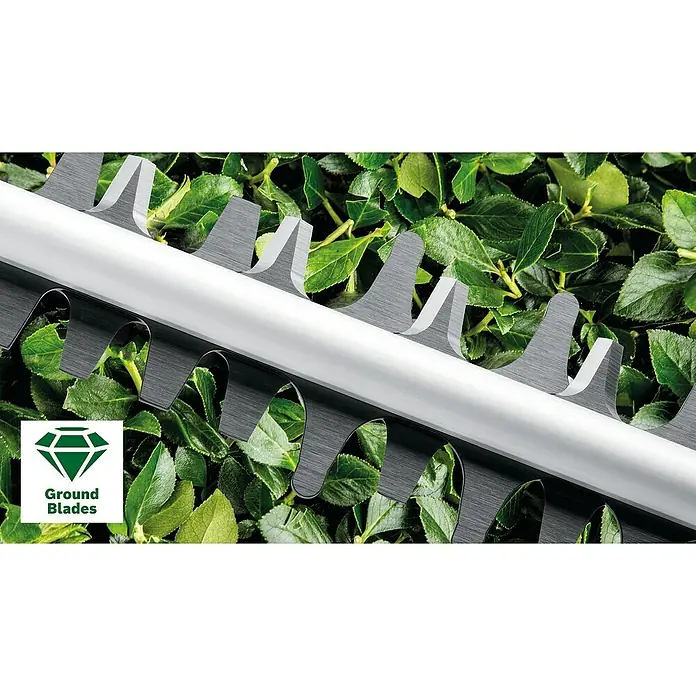 Bosch Elektro-Heckenschere AdvancedHedgeCut 70 - 500 W, Schnittlänge: 70 cm - Nahaufnahme der Klingen einer Heckenschere. Die scharfen Klingen schneiden präzise durch dichtes Grün.