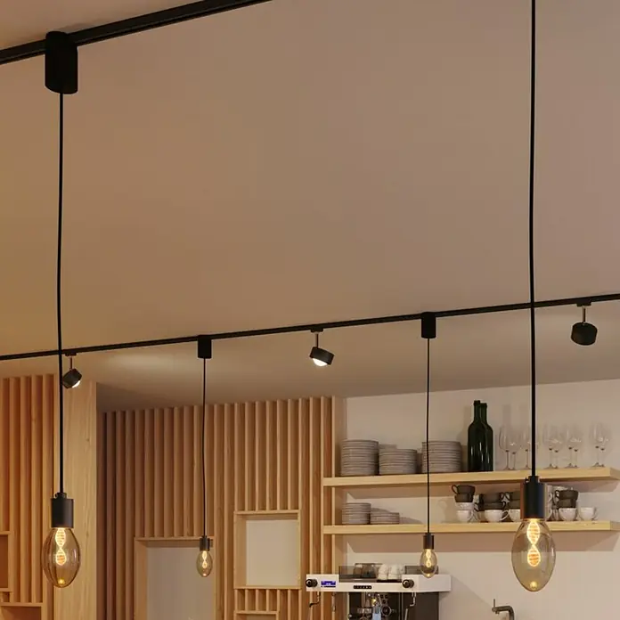 Paulmann Inner Glow LED-Lampe Vintage Glühlampenform E27 - E27, Nicht Dimmbar, Gelb, 180 lm, 3,5 W, Kerze, Farbe: Gold - Eine moderne Deckenleuchte mit mehreren Lampen in einem stilvollen Raum. Die Pendelleuchten verleihen dem Raum eine besondere Note.